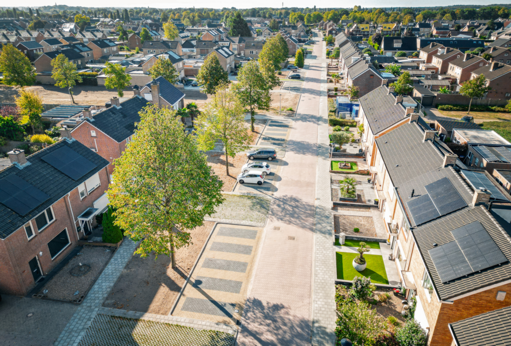 De vernieuwde Tulpstraat in Sint Willebrord vanuit de lucht